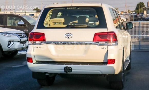 Acheter Import Voiture Toyota Land Cruiser Blanc à Import - Dubai, East Mahé Acheter Import Voiture Toyota Land Cruiser Blanc à Import - Dubai, East Mahé