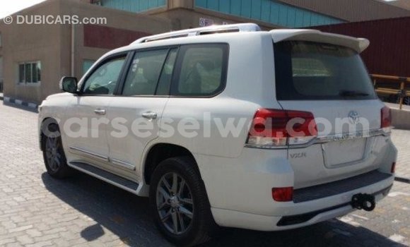 Acheter Import Voiture Toyota Land Cruiser Blanc à Import - Dubai, East Mahé Acheter Import Voiture Toyota Land Cruiser Blanc à Import - Dubai, East Mahé