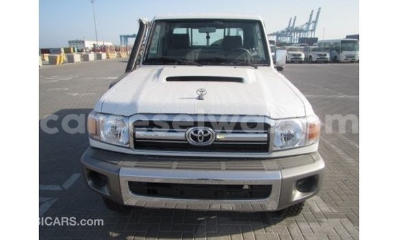 Acheter Import Voiture Toyota Land Cruiser Blanc à Import - Dubai, East Mahé Acheter Import Voiture Toyota Land Cruiser Blanc à Import - Dubai, East Mahé