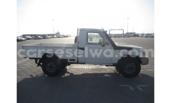 Acheter Import Voiture Toyota Land Cruiser Blanc à Import - Dubai, East Mahé Acheter Import Voiture Toyota Land Cruiser Blanc à Import - Dubai, East Mahé