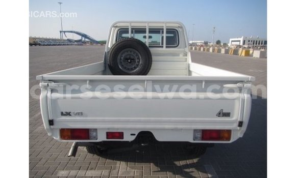 Acheter Import Voiture Toyota Land Cruiser Blanc à Import - Dubai, East Mahé Acheter Import Voiture Toyota Land Cruiser Blanc à Import - Dubai, East Mahé