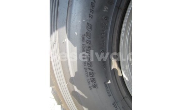 Acheter Import Voiture Toyota Land Cruiser Blanc à Import - Dubai, East Mahé Acheter Import Voiture Toyota Land Cruiser Blanc à Import - Dubai, East Mahé