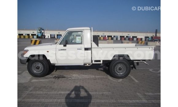 Acheter Import Voiture Toyota Land Cruiser Blanc à Import - Dubai, East Mahé Acheter Import Voiture Toyota Land Cruiser Blanc à Import - Dubai, East Mahé