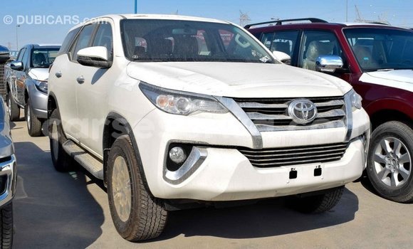 Acheter Import Voiture Toyota Fortuner Blanc à Import - Dubai, East Mahé Acheter Import Voiture Toyota Fortuner Blanc à Import - Dubai, East Mahé