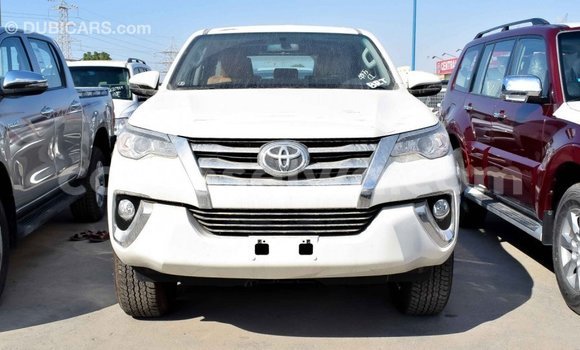 Acheter Import Voiture Toyota Fortuner Blanc à Import - Dubai, East Mahé Acheter Import Voiture Toyota Fortuner Blanc à Import - Dubai, East Mahé