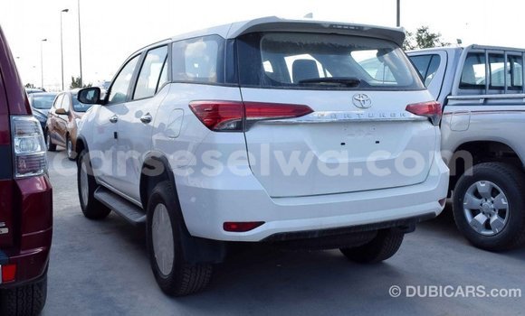 Acheter Import Voiture Toyota Fortuner Blanc à Import - Dubai, East Mahé Acheter Import Voiture Toyota Fortuner Blanc à Import - Dubai, East Mahé