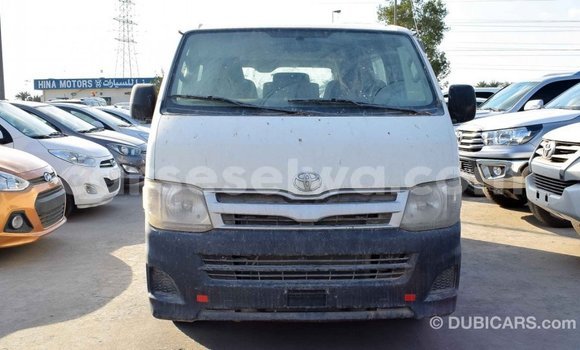 Acheter Import Voiture Toyota Hiace Blanc à Import - Dubai, East Mahé Acheter Import Voiture Toyota Hiace Blanc à Import - Dubai, East Mahé