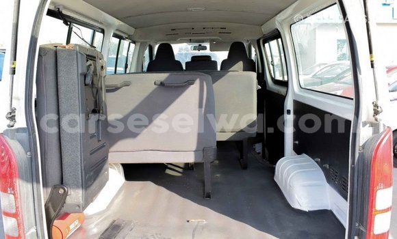 Acheter Import Voiture Toyota Hiace Blanc à Import - Dubai, East Mahé Acheter Import Voiture Toyota Hiace Blanc à Import - Dubai, East Mahé