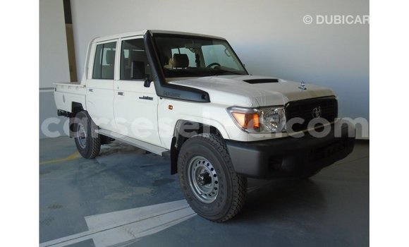 Acheter Import Voiture Toyota Land Cruiser Blanc à Import - Dubai, East Mahé Acheter Import Voiture Toyota Land Cruiser Blanc à Import - Dubai, East Mahé