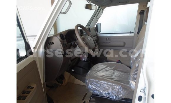 Acheter Import Voiture Toyota Land Cruiser Blanc à Import - Dubai, East Mahé Acheter Import Voiture Toyota Land Cruiser Blanc à Import - Dubai, East Mahé