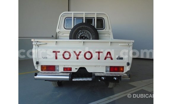 Acheter Import Voiture Toyota Land Cruiser Blanc à Import - Dubai, East Mahé Acheter Import Voiture Toyota Land Cruiser Blanc à Import - Dubai, East Mahé