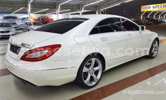 Acheter Import Voiture Mercedes‒Benz 190 (W201) Blanc à Import - Dubai, East Mahé Acheter Import Voiture Mercedes‒Benz 190 (W201) Blanc à Import - Dubai, East Mahé