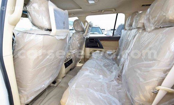 Acheter Import Voiture Toyota Land Cruiser Blanc à Import - Dubai, East Mahé Acheter Import Voiture Toyota Land Cruiser Blanc à Import - Dubai, East Mahé