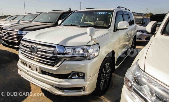 Acheter Import Voiture Toyota Land Cruiser Blanc à Import - Dubai, East Mahé Acheter Import Voiture Toyota Land Cruiser Blanc à Import - Dubai, East Mahé