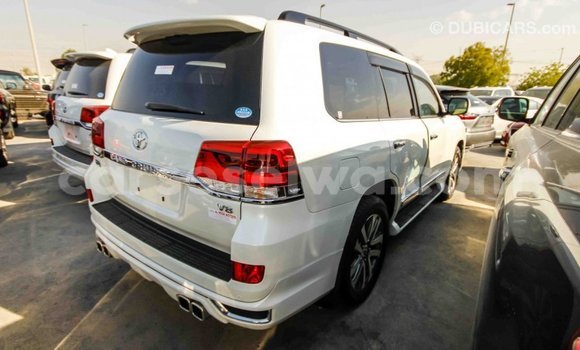 Acheter Import Voiture Toyota Land Cruiser Blanc à Import - Dubai, East Mahé Acheter Import Voiture Toyota Land Cruiser Blanc à Import - Dubai, East Mahé