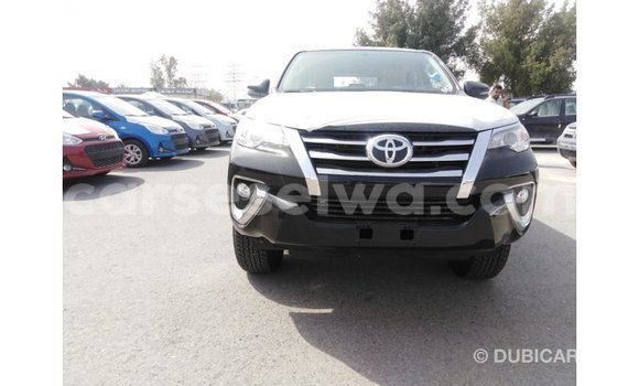 Acheter Import Voiture Toyota Fortuner Noir à Import - Dubai, East Mahé Acheter Import Voiture Toyota Fortuner Noir à Import - Dubai, East Mahé