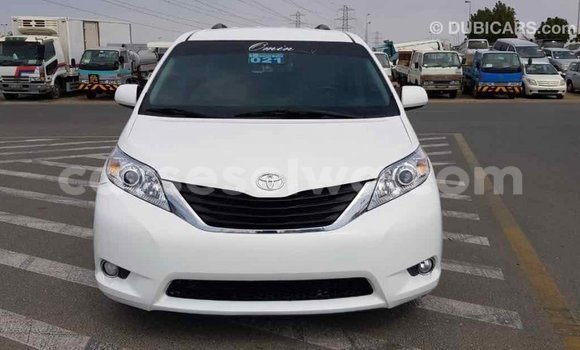 Acheter Import Voiture Toyota Sienna Blanc à Import - Dubai, East Mahé Acheter Import Voiture Toyota Sienna Blanc à Import - Dubai, East Mahé