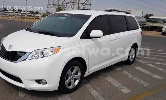 Acheter Import Voiture Toyota Sienna Blanc à Import - Dubai, East Mahé Acheter Import Voiture Toyota Sienna Blanc à Import - Dubai, East Mahé