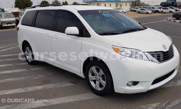 Acheter Import Voiture Toyota Sienna Blanc à Import - Dubai, East Mahé Acheter Import Voiture Toyota Sienna Blanc à Import - Dubai, East Mahé
