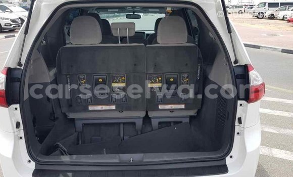 Acheter Import Voiture Toyota Sienna Blanc à Import - Dubai, East Mahé Acheter Import Voiture Toyota Sienna Blanc à Import - Dubai, East Mahé