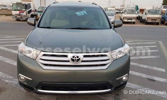 Acheter Import Voiture Toyota Highlander Vert à Import - Dubai, East Mahé Acheter Import Voiture Toyota Highlander Vert à Import - Dubai, East Mahé
