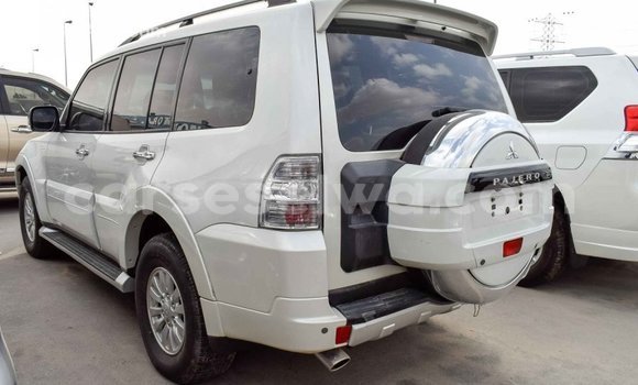 Acheter Import Voiture Mitsubishi Pajero Blanc à Import - Dubai, East Mahé Acheter Import Voiture Mitsubishi Pajero Blanc à Import - Dubai, East Mahé