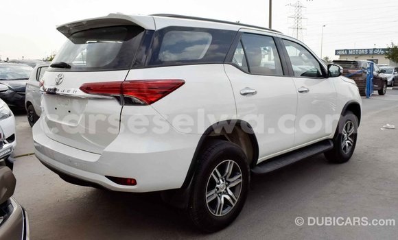 Acheter Import Voiture Toyota Fortuner Blanc à Import - Dubai, East Mahé Acheter Import Voiture Toyota Fortuner Blanc à Import - Dubai, East Mahé