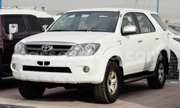 Acheter Import Voiture Toyota Fortuner Blanc à Import - Dubai, East Mahé Acheter Import Voiture Toyota Fortuner Blanc à Import - Dubai, East Mahé