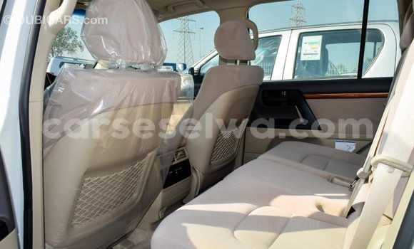 Acheter Import Voiture Toyota Land Cruiser Blanc à Import - Dubai, East Mahé Acheter Import Voiture Toyota Land Cruiser Blanc à Import - Dubai, East Mahé