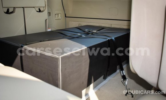 Acheter Import Voiture Toyota Land Cruiser Blanc à Import - Dubai, East Mahé Acheter Import Voiture Toyota Land Cruiser Blanc à Import - Dubai, East Mahé