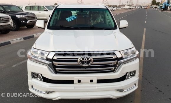 Acheter Import Voiture Toyota Land Cruiser Blanc à Import - Dubai, East Mahé Acheter Import Voiture Toyota Land Cruiser Blanc à Import - Dubai, East Mahé