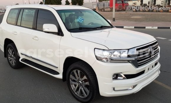 Acheter Import Voiture Toyota Land Cruiser Blanc à Import - Dubai, East Mahé Acheter Import Voiture Toyota Land Cruiser Blanc à Import - Dubai, East Mahé