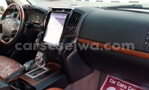 Acheter Import Voiture Toyota Land Cruiser Blanc à Import - Dubai, East Mahé Acheter Import Voiture Toyota Land Cruiser Blanc à Import - Dubai, East Mahé