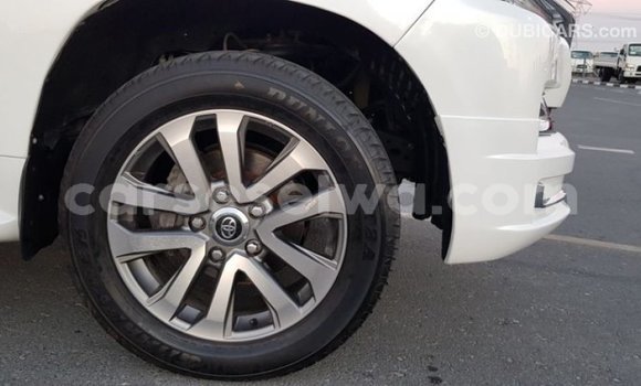 Acheter Import Voiture Toyota Land Cruiser Blanc à Import - Dubai, East Mahé Acheter Import Voiture Toyota Land Cruiser Blanc à Import - Dubai, East Mahé