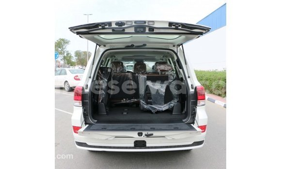 Acheter Import Voiture Toyota Land Cruiser Blanc à Import - Dubai, East Mahé Acheter Import Voiture Toyota Land Cruiser Blanc à Import - Dubai, East Mahé