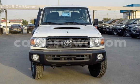 Acheter Import Voiture Toyota Land Cruiser Blanc à Import - Dubai, East Mahé Acheter Import Voiture Toyota Land Cruiser Blanc à Import - Dubai, East Mahé
