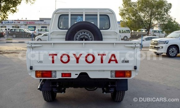 Acheter Import Voiture Toyota Land Cruiser Blanc à Import - Dubai, East Mahé Acheter Import Voiture Toyota Land Cruiser Blanc à Import - Dubai, East Mahé