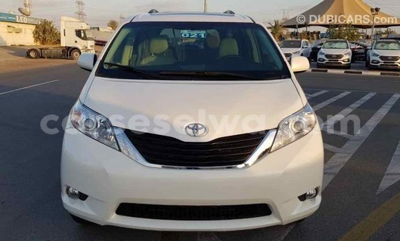 Acheter Import Voiture Toyota Sienna Blanc à Import - Dubai, East Mahé Acheter Import Voiture Toyota Sienna Blanc à Import - Dubai, East Mahé