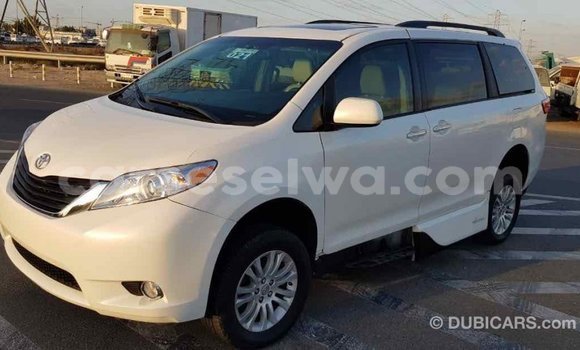 Acheter Import Voiture Toyota Sienna Blanc à Import - Dubai, East Mahé Acheter Import Voiture Toyota Sienna Blanc à Import - Dubai, East Mahé