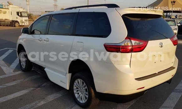 Acheter Import Voiture Toyota Sienna Blanc à Import - Dubai, East Mahé Acheter Import Voiture Toyota Sienna Blanc à Import - Dubai, East Mahé