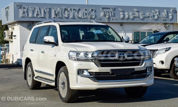Acheter Import Voiture Toyota Land Cruiser Blanc à Import - Dubai, East Mahé Acheter Import Voiture Toyota Land Cruiser Blanc à Import - Dubai, East Mahé