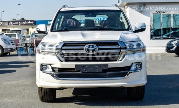 Acheter Import Voiture Toyota Land Cruiser Blanc à Import - Dubai, East Mahé Acheter Import Voiture Toyota Land Cruiser Blanc à Import - Dubai, East Mahé