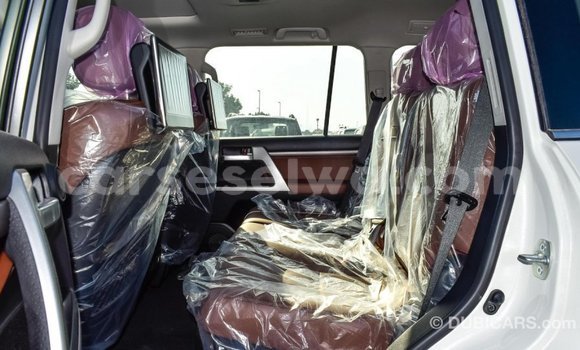 Acheter Import Voiture Toyota Land Cruiser Blanc à Import - Dubai, East Mahé Acheter Import Voiture Toyota Land Cruiser Blanc à Import - Dubai, East Mahé