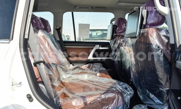 Acheter Import Voiture Toyota Land Cruiser Blanc à Import - Dubai, East Mahé Acheter Import Voiture Toyota Land Cruiser Blanc à Import - Dubai, East Mahé