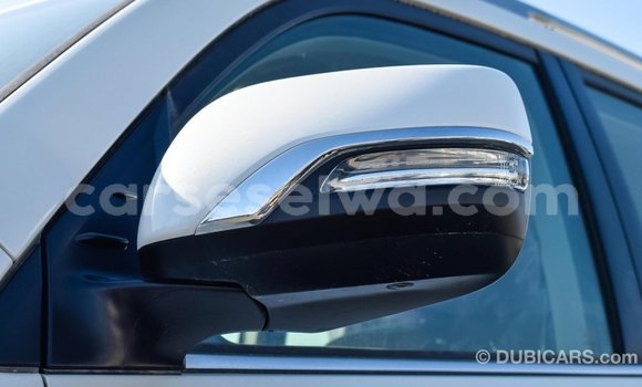 Acheter Import Voiture Toyota Land Cruiser Blanc à Import - Dubai, East Mahé Acheter Import Voiture Toyota Land Cruiser Blanc à Import - Dubai, East Mahé