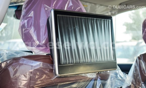 Acheter Import Voiture Toyota Land Cruiser Blanc à Import - Dubai, East Mahé Acheter Import Voiture Toyota Land Cruiser Blanc à Import - Dubai, East Mahé