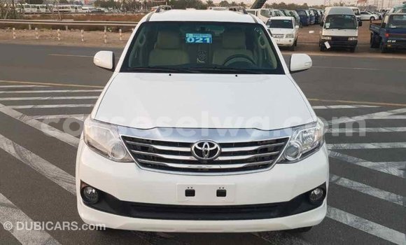 Acheter Import Voiture Toyota Fortuner Blanc à Import - Dubai, East Mahé Acheter Import Voiture Toyota Fortuner Blanc à Import - Dubai, East Mahé
