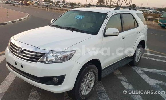Acheter Import Voiture Toyota Fortuner Blanc à Import - Dubai, East Mahé Acheter Import Voiture Toyota Fortuner Blanc à Import - Dubai, East Mahé