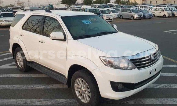 Acheter Import Voiture Toyota Fortuner Blanc à Import - Dubai, East Mahé Acheter Import Voiture Toyota Fortuner Blanc à Import - Dubai, East Mahé