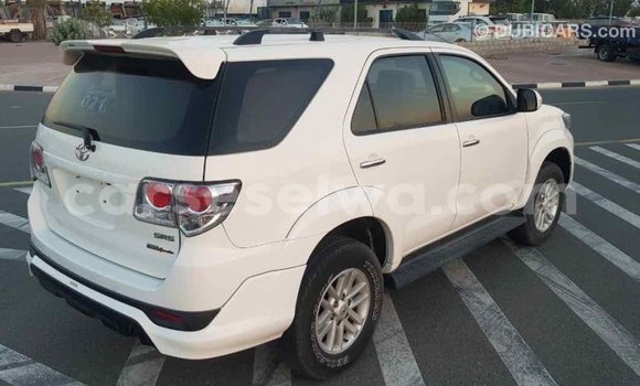 Acheter Import Voiture Toyota Fortuner Blanc à Import - Dubai, East Mahé Acheter Import Voiture Toyota Fortuner Blanc à Import - Dubai, East Mahé